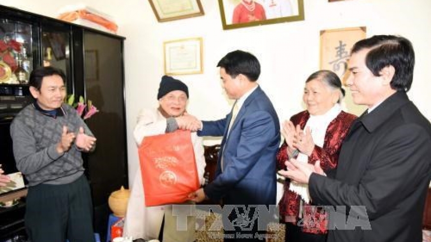 Hanoi authorities present Tet gifts to local contributors