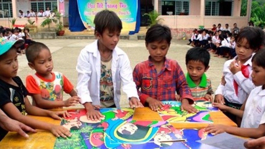 Children celebrate mid-autumn fest