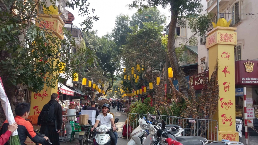 Hang Luoc flower market popular with customers ahead of Tet