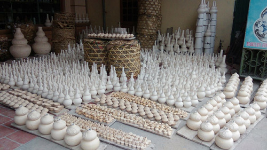 Bat Trang Pottery Village fired up for trade ahead of Tet festival