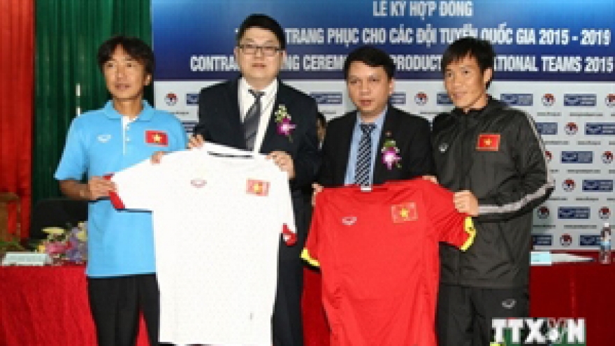 Thai group signs sponsorship deal with Vietnam football teams