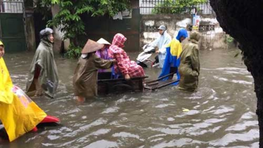 Heavy rain floods Hanoi’s streets 