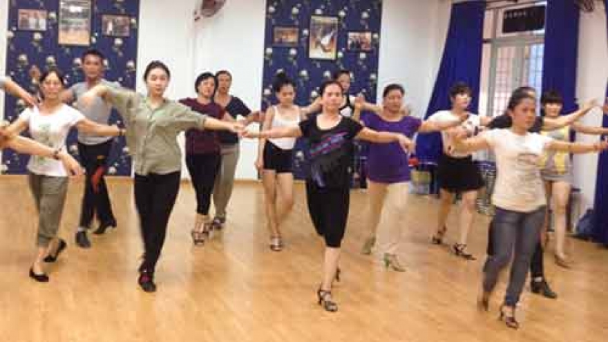 Dancesport becomes popular in Hanoi