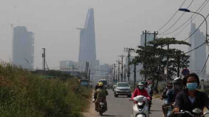 Fog creates low visibility in Saigon