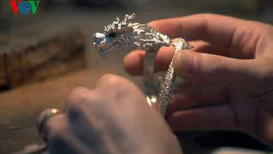 
        Silver craft of Hang Bac street
                              