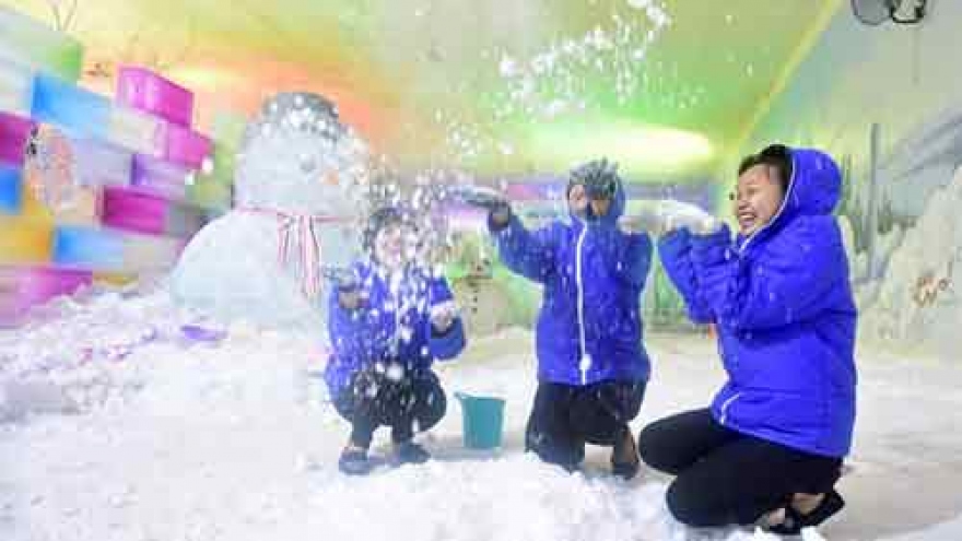 Kids escape heat at Saigon Polar Expo