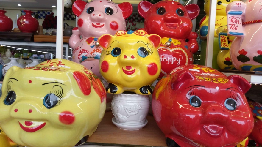 Pig-shaped ceramic products on sale in Bat Trang Village