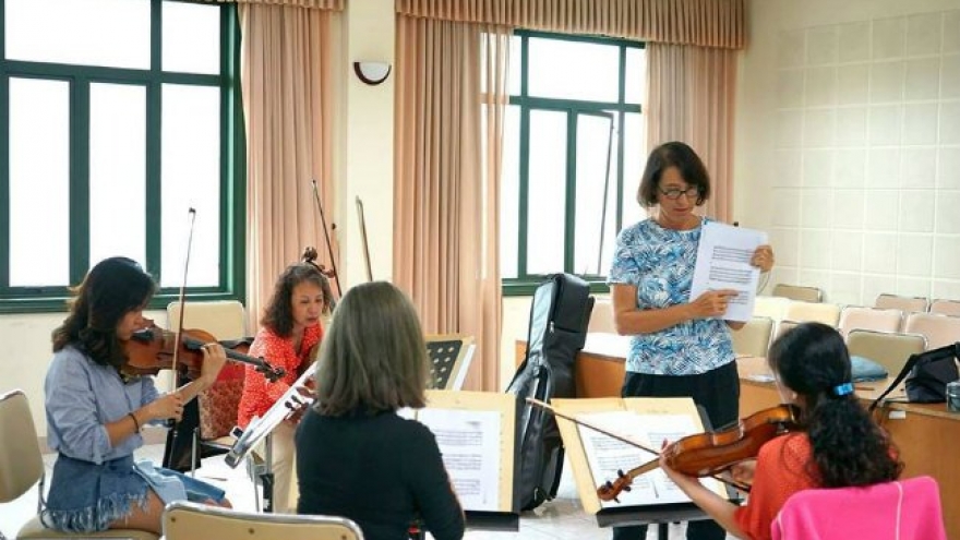 Grammy Award-winning conductor to lead Hanoi concert