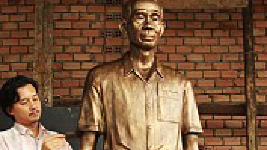 US author presents statue to legendary Vietnamese spy’s family