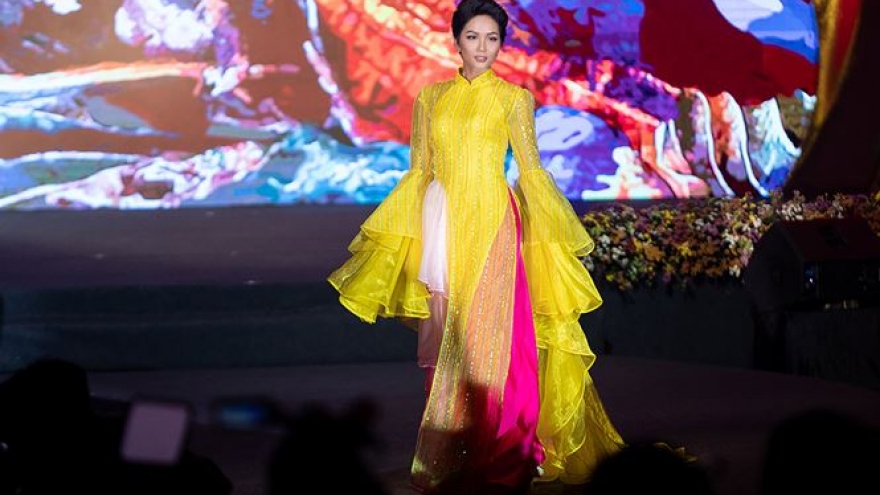 H’Hen Nie arrives in style to Ao Dai Festival’s closing ceremony