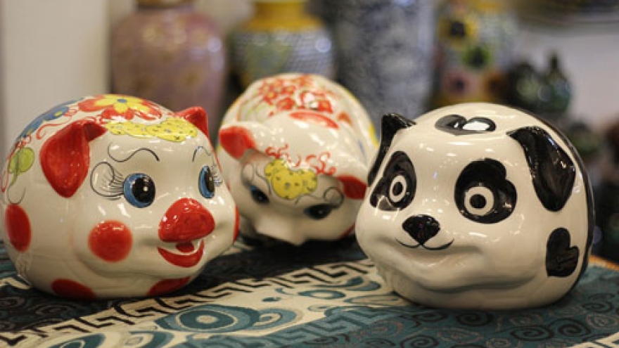 An insight into the pig-shaped ceramic products on sale before Tet