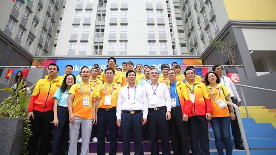 Minister Ngoc Thien visits Vietnamese sport delegation at ASIAD