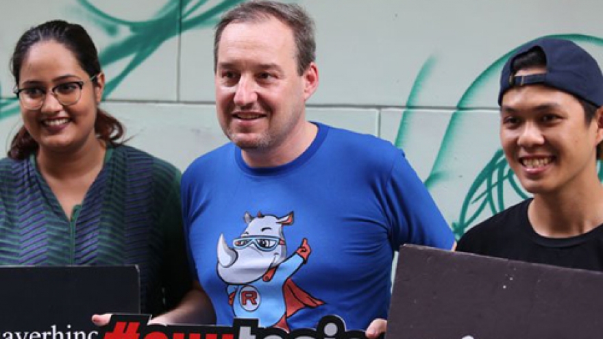 British diplomat draws paintings on Saigon streets