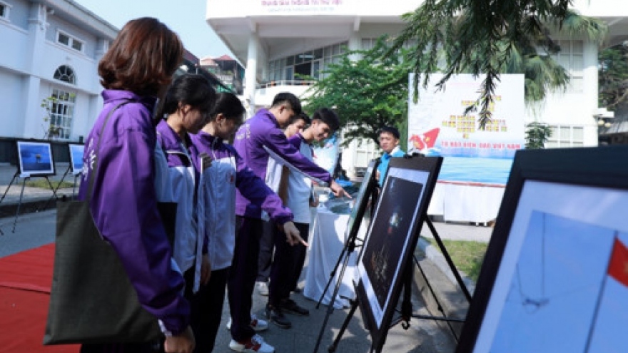 Exhibition featuring images and information on Truong Sa begins in Hanoi