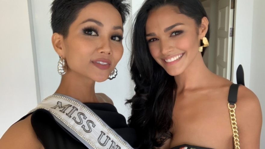 H’Hen Nie has dynamic style for the first day at Miss Universe 2018