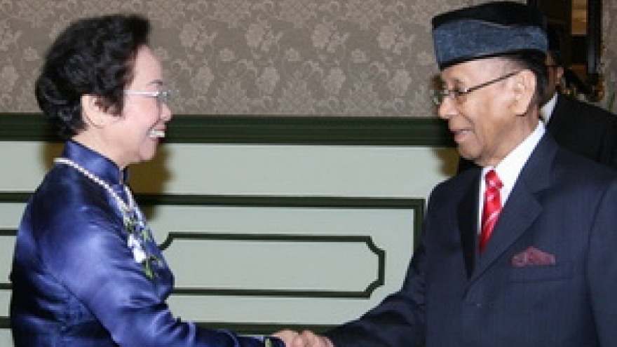 Vice President Doan meets Lao students