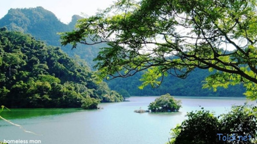 Ba Be, the biggest mountain lake in Vietnam