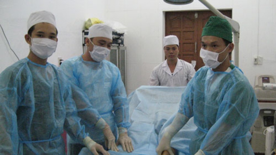 
        Vietnamese doctors train for family-doctor system
                              