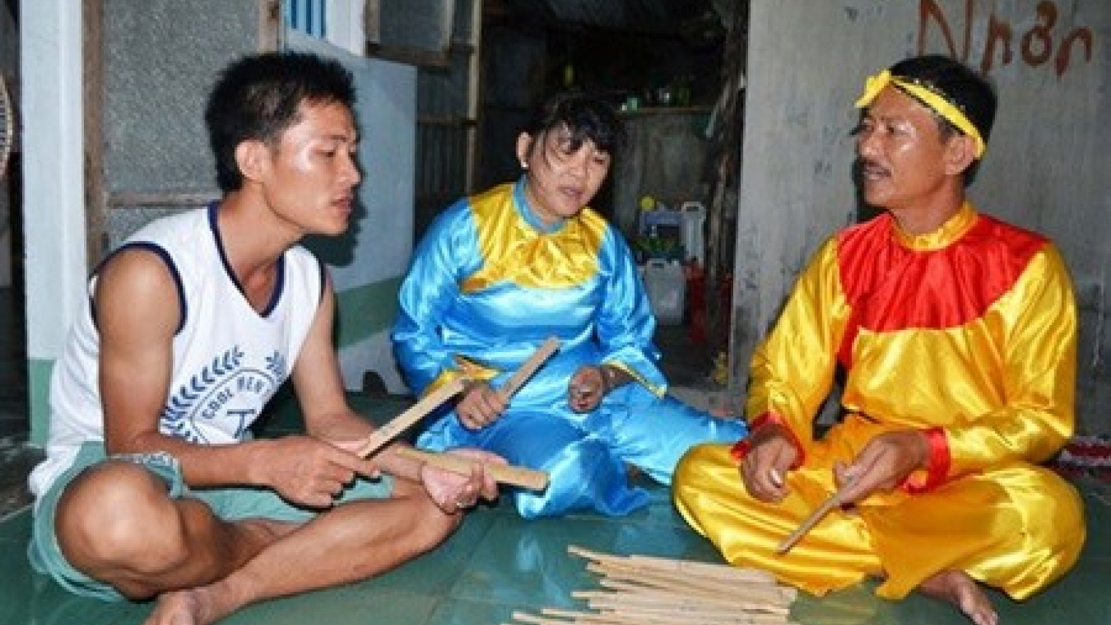Bai choi folk songs fill island