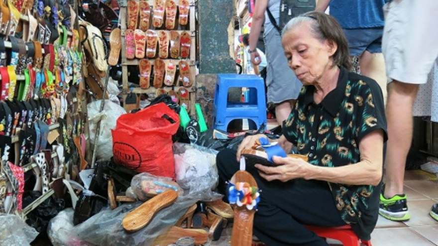 72-year-old Saigonese preserves clog-making craft