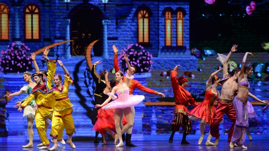 Nutcracker ballet charms, inspires Hanoians