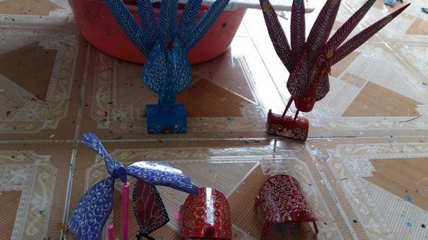 Thach Xa village makes bamboo dragonflies