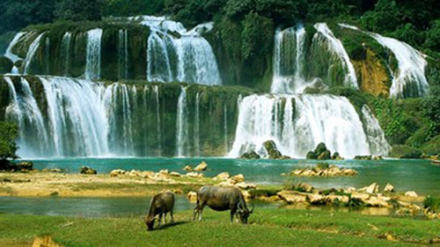 
        Vietnam, China discuss shared Ban Gioc Waterfall vicinity
                              