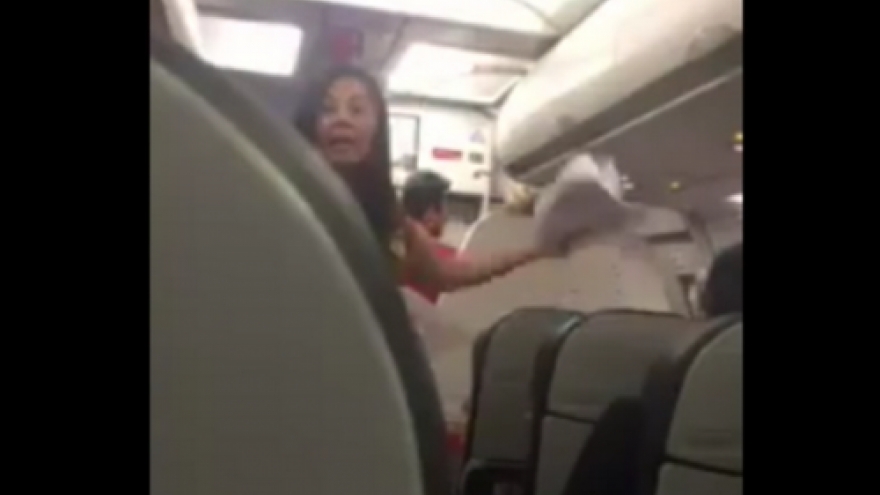 Hanoi woman kicked off plane faces no-fly ban