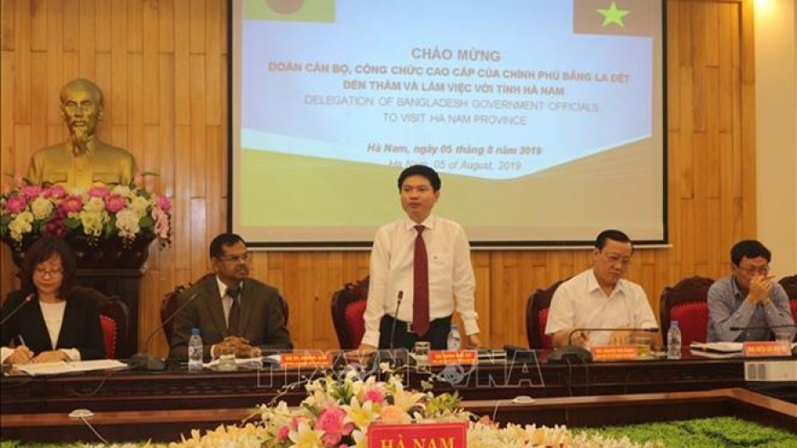 Bangladesh learns about administrative management in Ha Nam