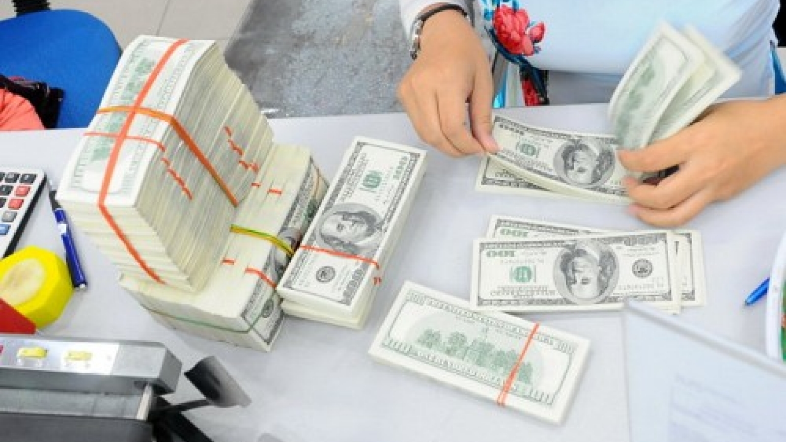 Banks race to keep dollar borrowers as tightened lending conditions near