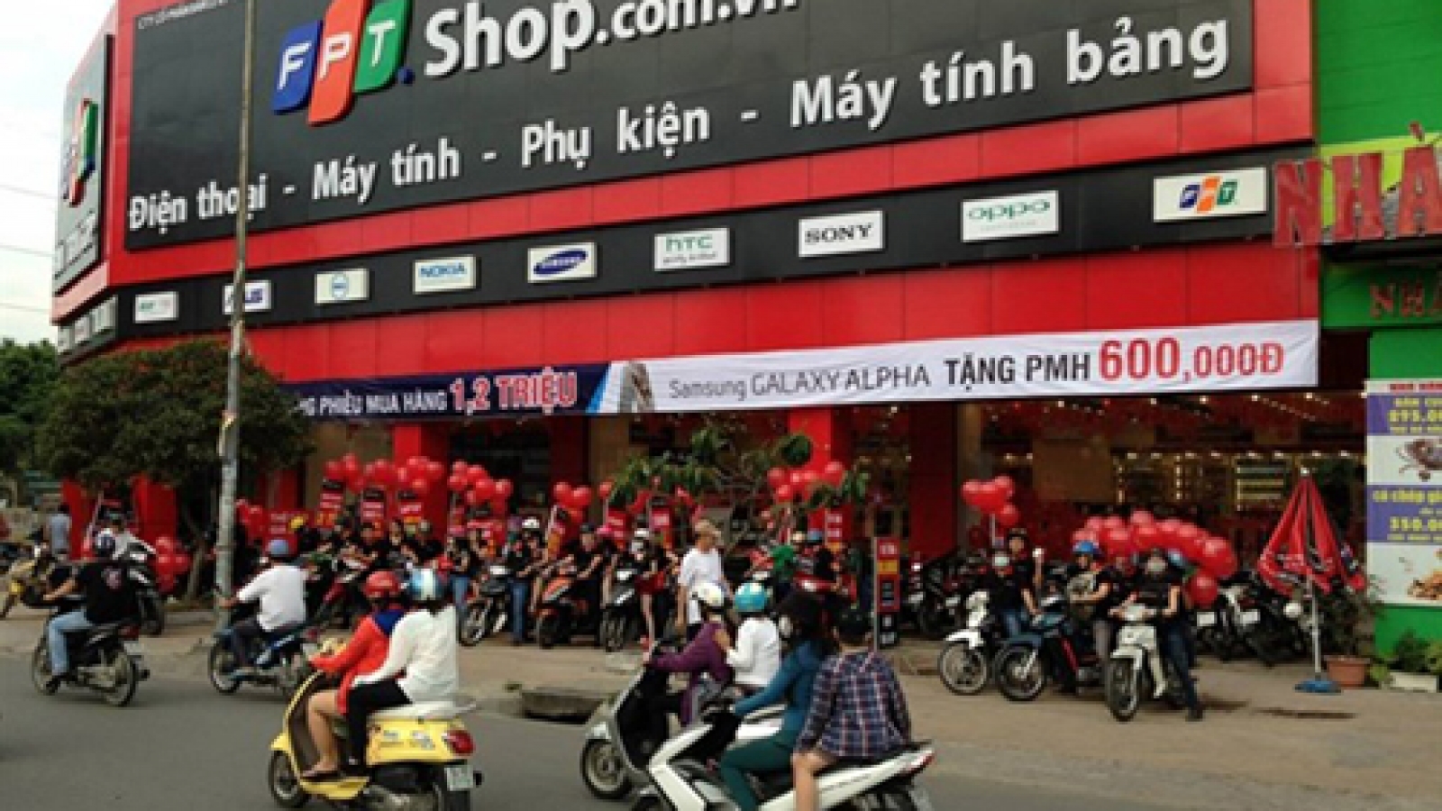 FPT to sell retail, trading units