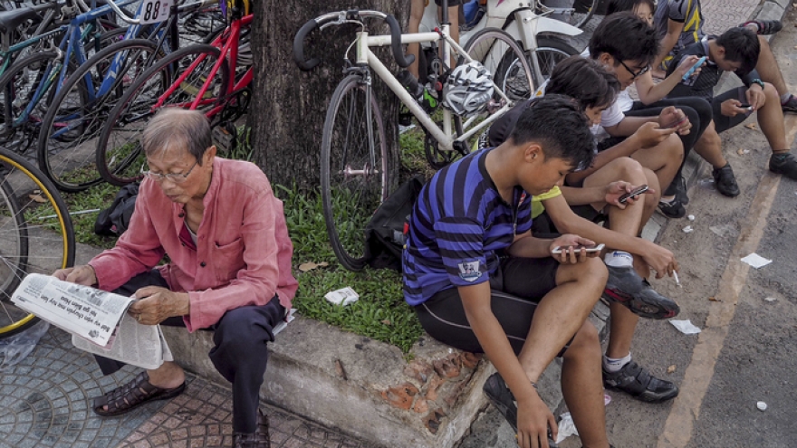 Most Vietnamese get news from social media, survey finds