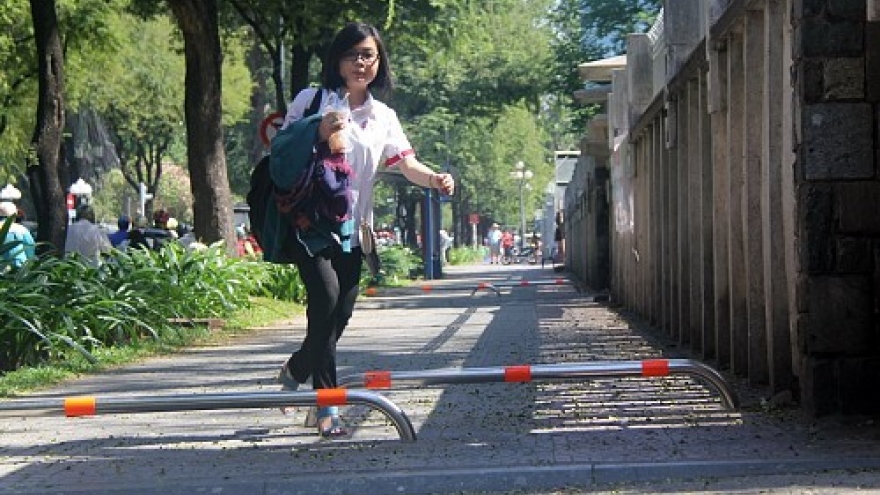 Anti-motorbike sidewalk barriers stir debate in HCM City