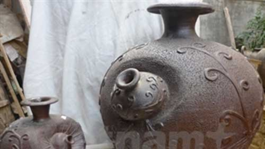 Bat Trang craft village seeks ways to boost development