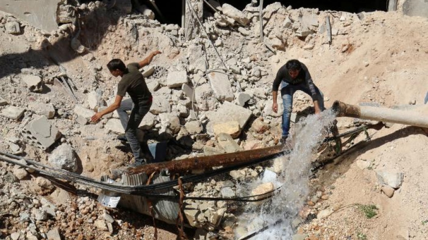 Battle rages near Aleppo, air onslaught continues