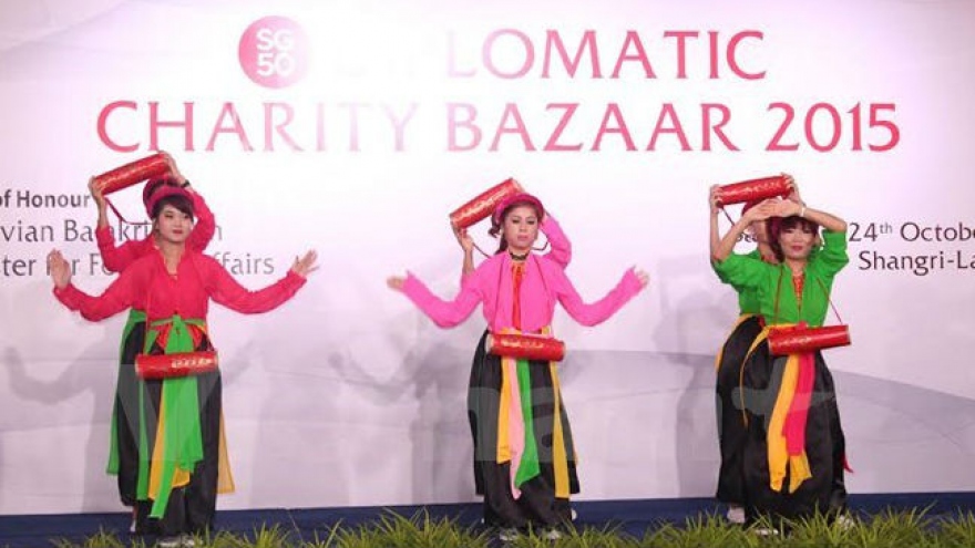 Vietnam joins charity fair in Singapore