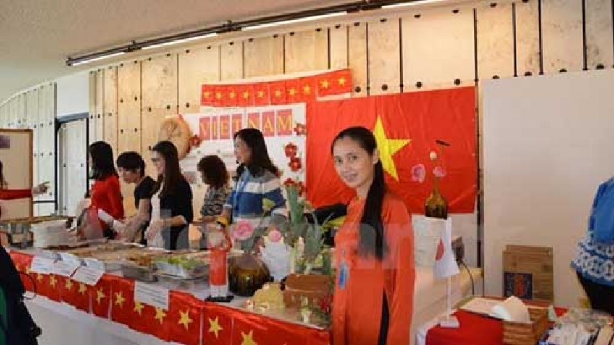 Vietnam attends international charity Bazaar