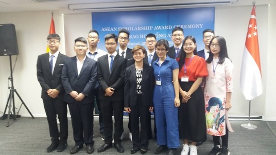 Singapore presents ASEAN Scholarships to Vietnamese students