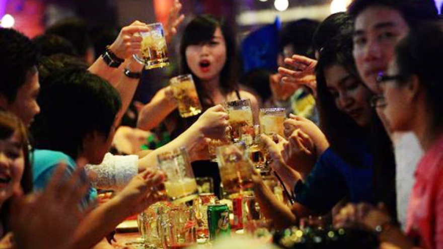 Vietnamese drink over one billion liters of beer in 4 months