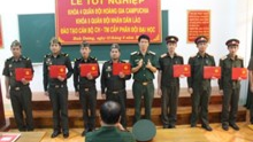 30 Lao military officers receive training in Hai Duong