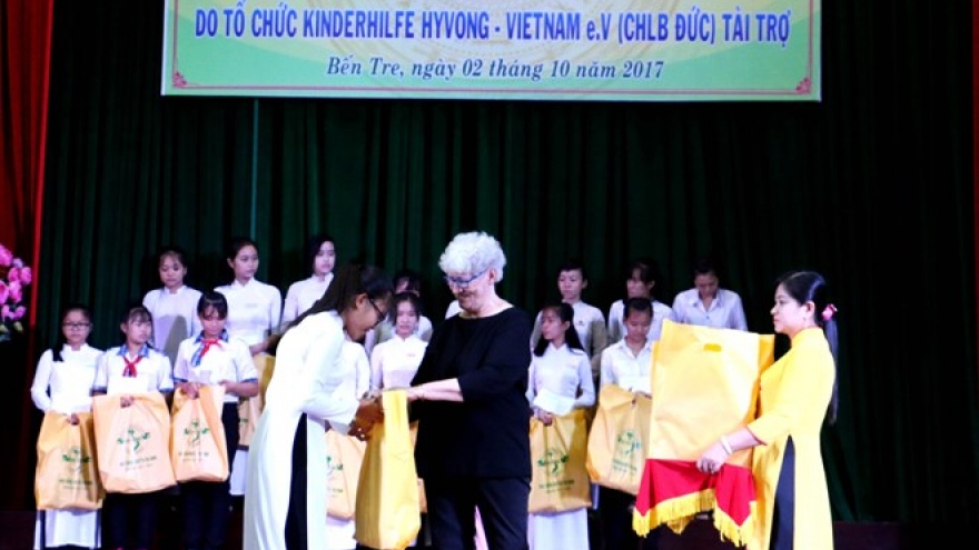 Scholarships given to female students in Ben Tre