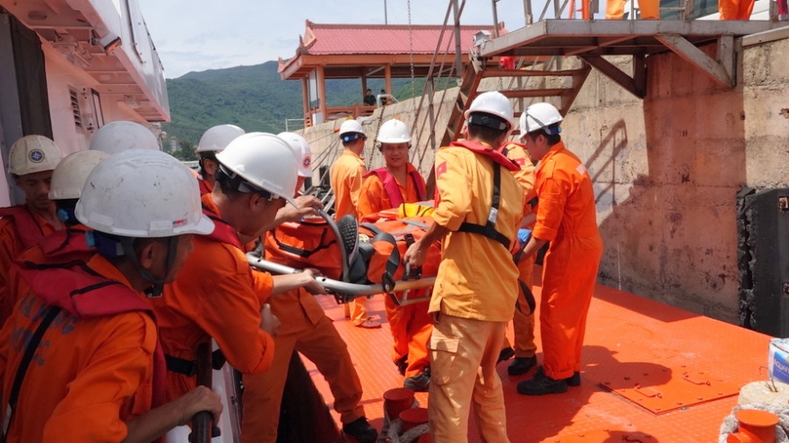 Rescue forces save foreign sailor in Danang