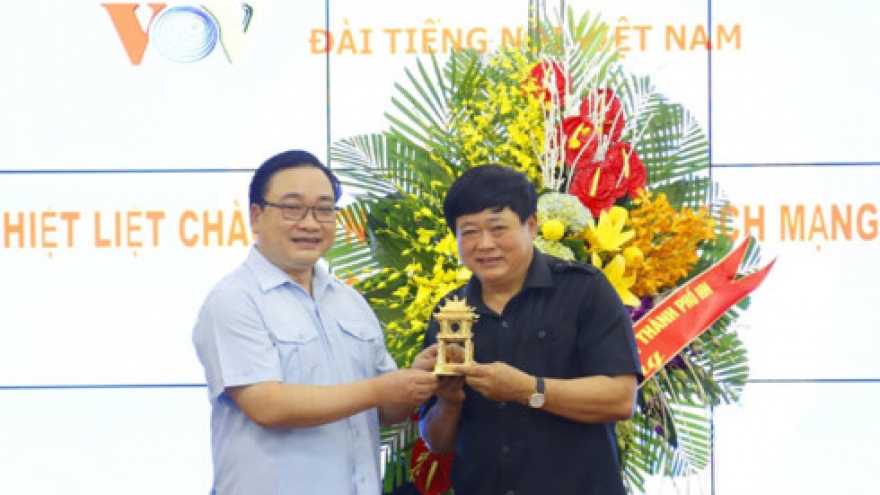 Secretary of Hanoi Party Committee visits VOV headquarters