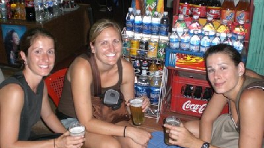 Foreigners like draft beer in Vietnam
