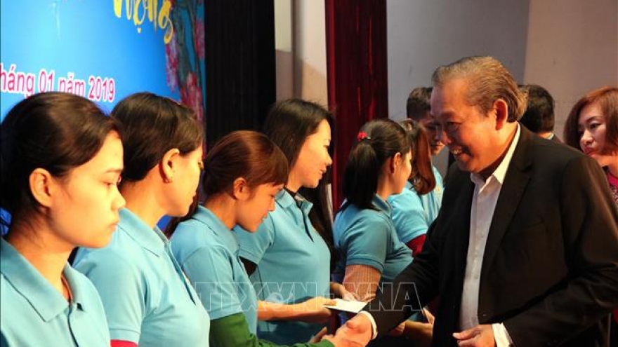 Party, State leaders present Tet gifts to disadvantaged people