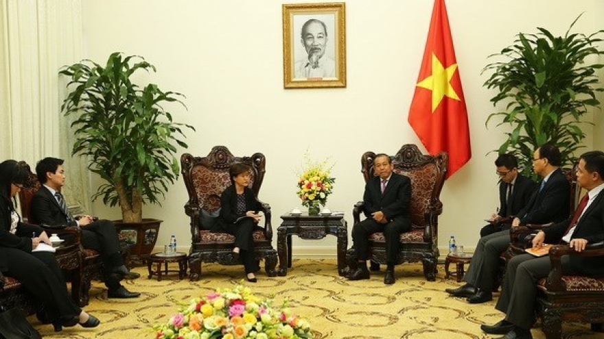 Deputy PM Binh greets Singaporean Ambassador