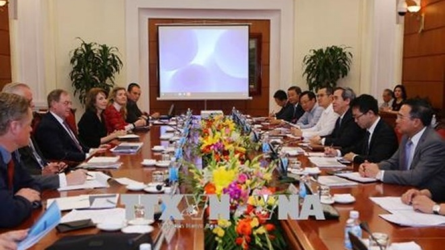 Chairman of Party’s economic commission hosts int’l energy experts