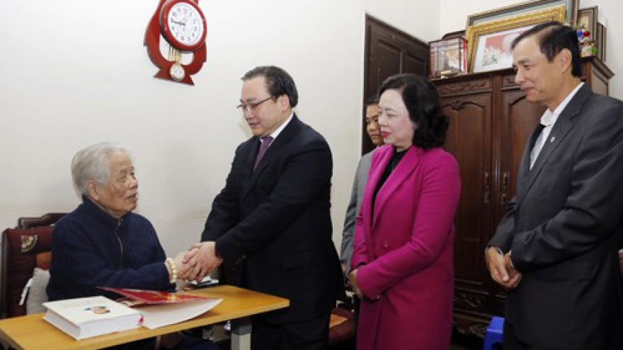 Pre-Tet visits paid to former State leaders, the poor