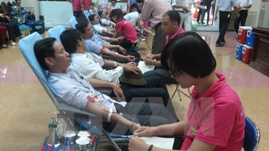 
        Country donates blood to save lives
                              
