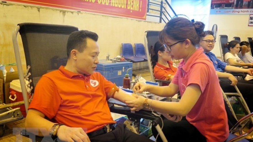 People brave severe heat to donate blood in many provinces